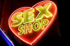 Ekskursija erotinių prekių parduotuvėje. Penkiems žmonėms.